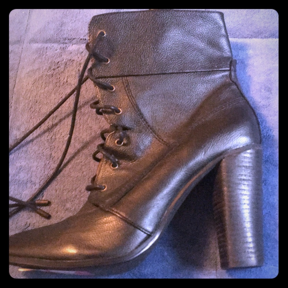 Black heeled boot